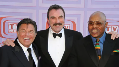 Photo of Tom Selleck And Former ‘Magnum P.I.’ Costar Larry Manetti Reunite On ‘Blue Bloods’